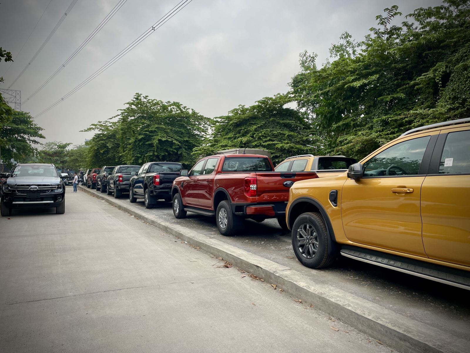 Một chiếc xe bán tải sẽ gánh các loại chi phí gì? Thuế trước bạ của các phiên bản xe Ford Ranger là bao nhiêu?